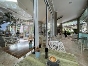un restaurante con mesa de madera, sillas y ventanas en Gosfords Best Location with Views en Gosford