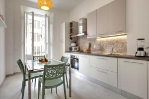Η κουζίνα ή μικρή κουζίνα στο Magenta Apartment by Mamo Florence