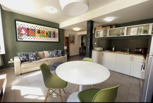 cocina y sala de estar con mesa y sillas. en Matisse 50 - Appartement Avignon centre, en Aviñón