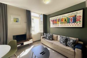 sala de estar con sofá y TV en Matisse 50 - Appartement Avignon centre, en Aviñón
