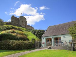 a house with a castle on top of a hill at Ty Glyn in Criccieth