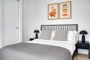 ein Schlafzimmer mit einem Bett mit zwei Nachttischen und zwei Lampen in der Unterkunft First Hill 1BR w Gym Coworking SEA-437 in Seattle + 21 Fotos