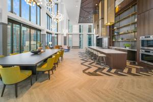 ein Esszimmer mit einem Tisch und gelben Stühlen in der Unterkunft First Hill 1BR w Gym Coworking SEA-437 in Seattle