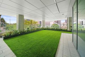 ein leeres Zimmer mit grünem Rasen in einem Gebäude in der Unterkunft First Hill 1BR w Gym Coworking SEA-437 in Seattle