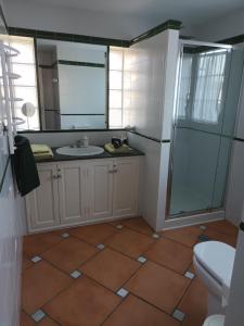 Kuchyň nebo kuchyňský kout v ubytování Habitaciones en Casa Céntrica con piscina