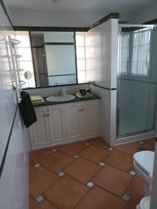 Koupelna v ubytování Habitaciones en Casa Céntrica con piscina