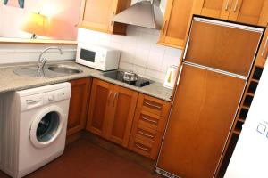 cocina con lavadora y lavadora en Apartamento Cosmos Sur, en Tarifa