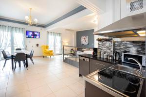 A kitchen or kitchenette at Mirabella spacious studio Még 11 kép