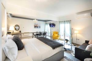 A bed or beds in a room at Mirabella spacious studio