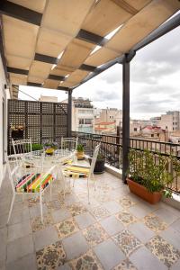 A balcony or terrace at Mirabella spacious studio