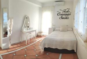 Postel nebo postele na pokoji v ubytování Habitaciones en Casa Céntrica con piscina