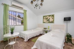 una habitación con dos camas y una ventana en Stunning Villa with pool by Costarentals - Ref 30, en Santa Fe de los Boliches 45 fotos más