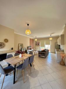 a kitchen and living room with a table and chairs at Karma - Modern Apartment in Kanálion