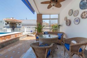Un patio con mesa y sillas y una piscina. en Stunning Villa with pool by Costarentals - Ref 30, en Santa Fe de los Boliches