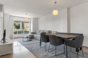 een woonkamer met een tafel en een bank bij Marysol beachclose apartment with pool Ref 200 in Benalmádena