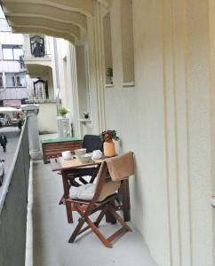 d'une petite table et de chaises sur un balcon. dans l'établissement Apartment Passage Inn, à Zagreb