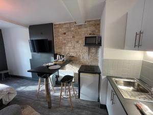 Kuchyňa alebo kuchynka v ubytovaní Timus, Studio hyper centre ville de Caen + 4 fotografie
