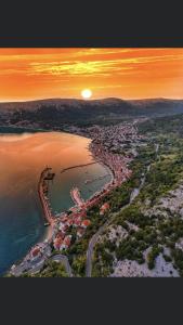 una vista aérea de una playa con puesta de sol en Mandy Apartman en Baška