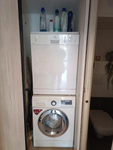 een wasmachine en droger in een kleine kamer bij Boost Your Immo Six Fours Les Plages Le Rouveau 875 in Six-Fours-les-Plages