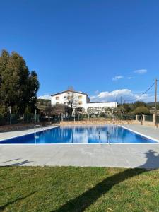 una gran piscina en medio de un patio en Ca La Maria, en Tordera