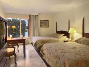 Ένα ή περισσότερα κρεβάτια σε δωμάτιο στο Merced Inn & Suites
