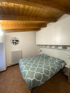 1 dormitorio con cama y techo de madera en LAKE HOUSE near Bellagio, en Lezzeno