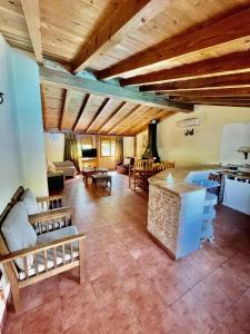 duży salon z drewnianym sufitem i salonem w obiekcie Cortijo El Pino w mieście Cortijos Nuevos