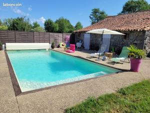 uma piscina em frente a uma casa em La maisonnette em Moncoutant