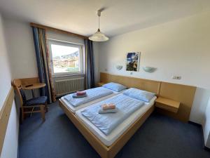 Letto o letti in una camera di Frühstückspension Monika, B&B in Kaprun including SUMMERCARD
