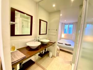 een badkamer met 2 wastafels en een douche bij Latour Maubourg By SCLS Locations in Cannes