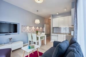 a living room with a couch and a table at Świnoujście Platan, Sun & Snow in Świnoujście