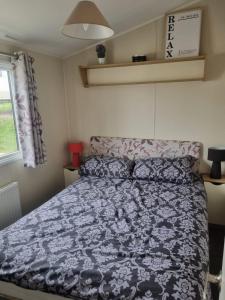 Postel nebo postele na pokoji v ubytování Luna-Rockley Park Poole