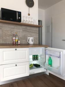 uma cozinha com um frigorífico e um micro-ondas em Marisa Apartments Hvar II em Hvar