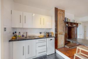Virtuve vai virtuves zona naktsmītnē Charming 1 bedroom apartment in Finsbury Park
