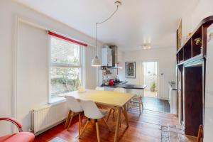 een keuken en eetkamer met een tafel en stoelen bij Charming 1 bedroom apartment in Finsbury Park in Londen