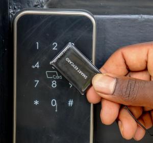 ナイバシャにあるWeber Generations Accommodationのスマートフォンを持っている人が