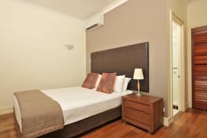 Letto o letti in una camera di Mantra on the Inlet
