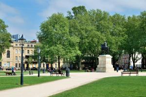 a park with a statue in the middle of a park at Riverside House Bristol in Bristol