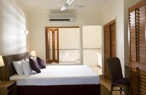 Letto o letti in una camera di Mantra on the Inlet