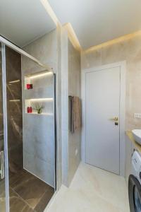 baño con ducha y puerta de cristal en Apartment in Kastel Kambelovac with balcony, air conditioning, W-LAN, washing machine 5143-1, en Kaštela