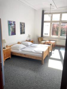 ein Schlafzimmer mit einem großen Bett in einem Zimmer in der Unterkunft Die Fabrik - baxpax Hotel in Berlin