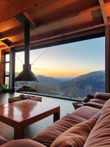 Habitación con ventana grande con vistas a las montañas. en HOTEL PIORNEDO, en Lugo