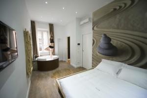 um quarto com uma cama e uma mulher numa banheira em 7 Inn Spanish Steps em Roma