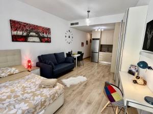 salon z łóżkiem i kuchnią w obiekcie Dream Loft w Alicante