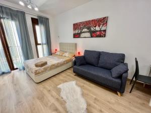 salon z łóżkiem i kanapą w obiekcie Dream Loft w Alicante