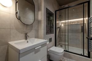 a bathroom with a toilet and a sink and a shower at Little Venice Luxury Apartment in London