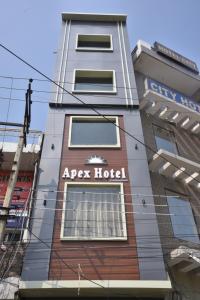 un immeuble avec un hôtel écrit sur lui dans l'établissement Apex Hotel, à Amritsar