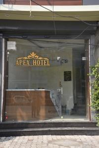 阿姆利則的住宿－APEX HOTEL，苹果酒店前窗的商店