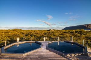 due piscine su un ponte con vista su una collina di Hotel Grimsborgir by Keahotels ad Ásborgir