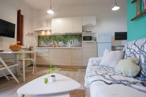 A kitchen or kitchenette at Villa Sciammaca